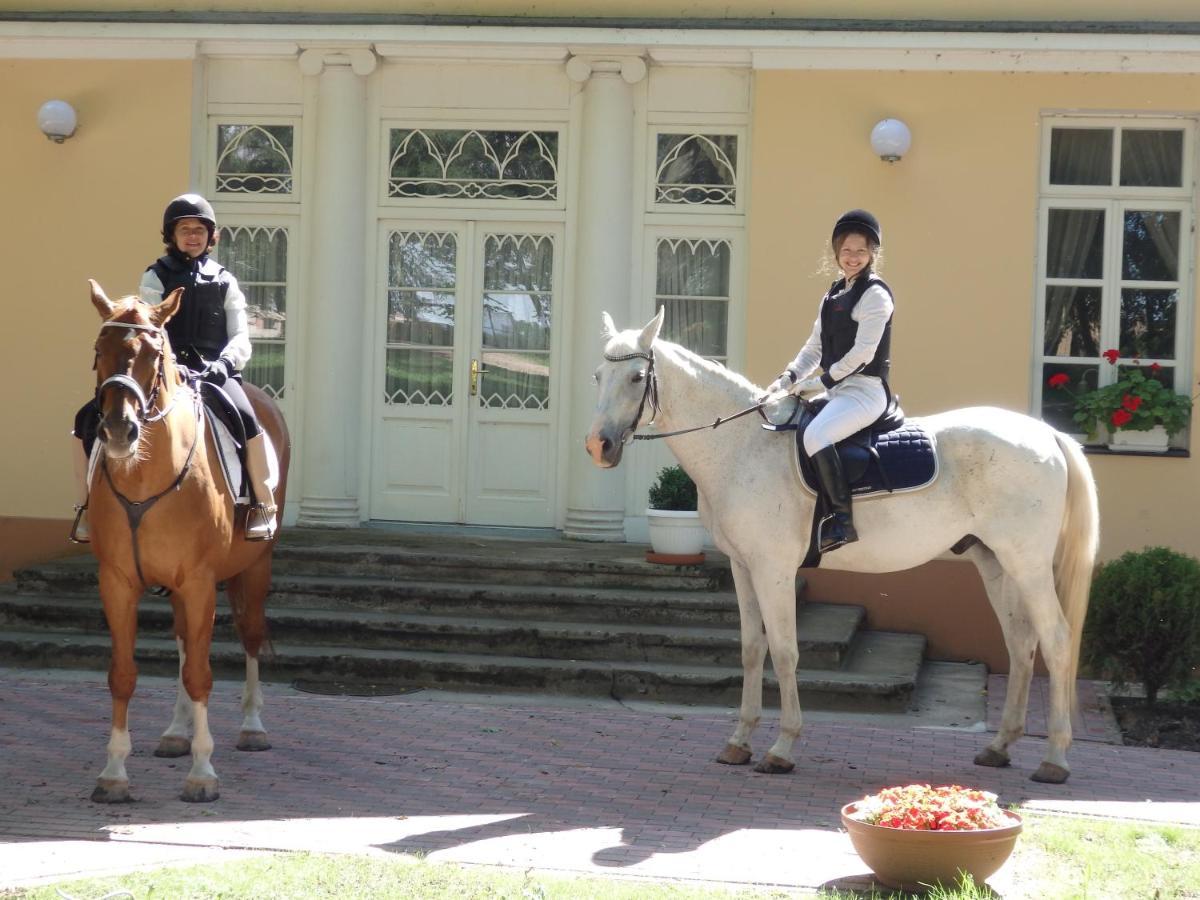 Cavalier House Hotel Jumprava Buitenkant foto